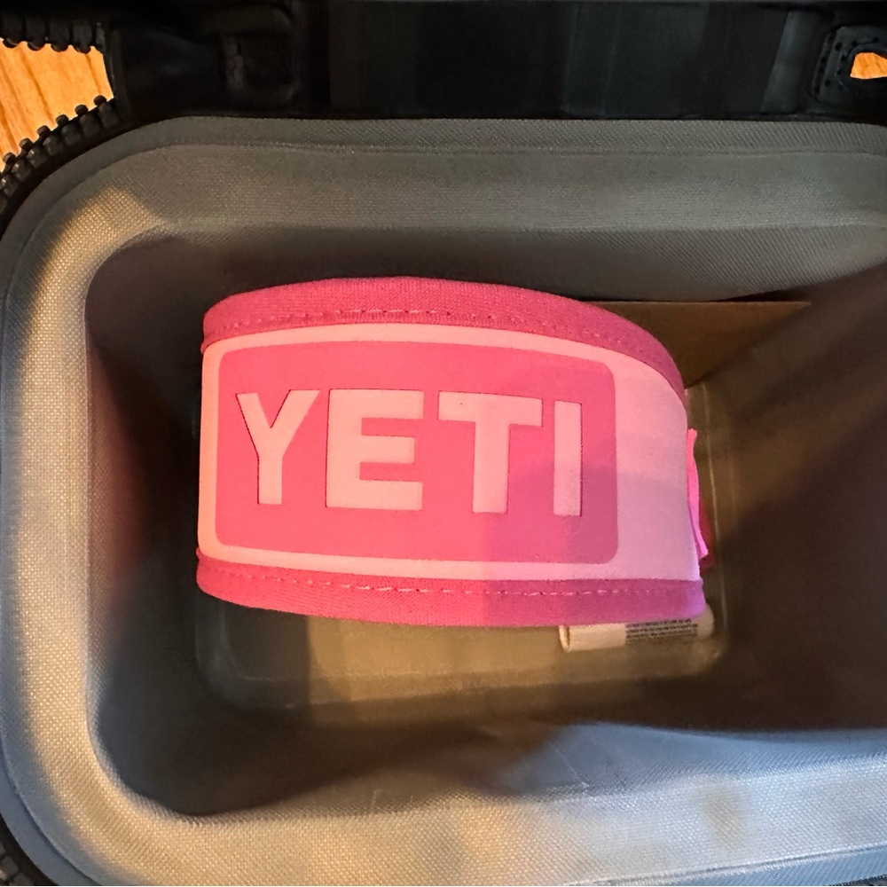 YETI Pink Hopper flip 8 cooler Lunch Box - Picture 6 of 8